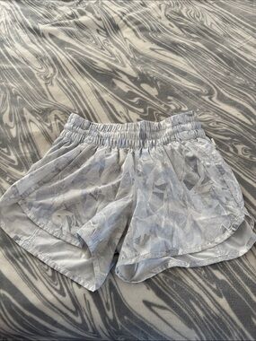 Lululemon Women’s Light Gray Printed Elastic-Waist Shorts